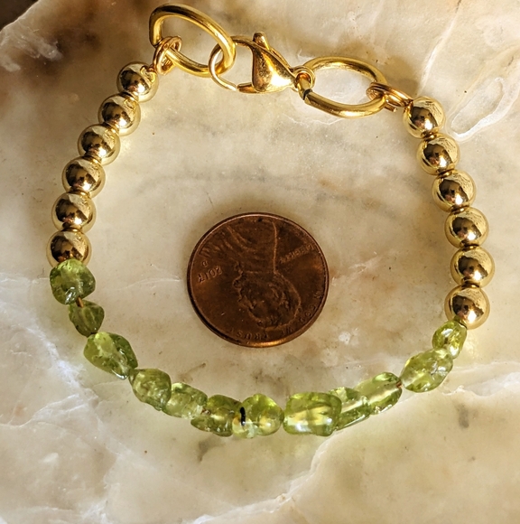Natural Peridot Chips And Gold Beads In Half And Half Design Bracelet - Picture 6 of 7